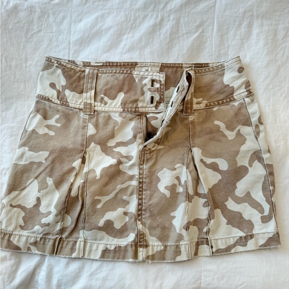 Camo mini skirt pleated in the front buckle skirt by Arizona jean company